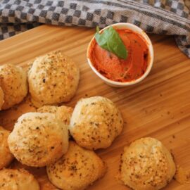 Parmesan Brotkonfekt mit Tomatenbutter Rezept - Backmomente.de